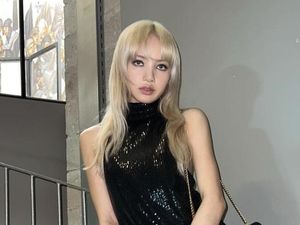 Kartu Kredit Mewah Milik Lisa BLACKPINK Curi Perhatian Netizen