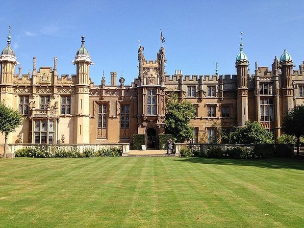 Knebworth house adalah lokasi syuting The Crown Season 5