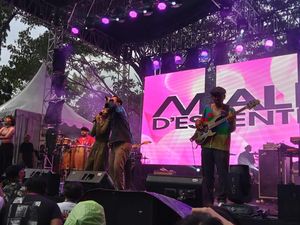 Rintik Hujan Iringi Penampilan Maliq & Dessentials di Jazz Goes to Campus