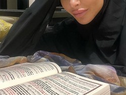 Masuk Islam, Model Prancis Dihujat Pakai Bulu Mata Palsu & Tak Hapus Foto Lama