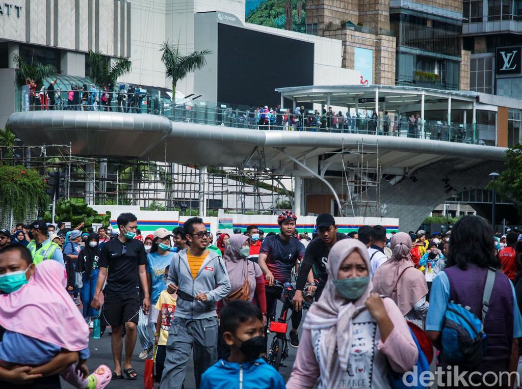 Melihat Keramaian CFD Jakarta di Tengah Naiknya Kasus COVID-19 Melihat Keramaian CFD Jakarta di Tengah Naiknya Kasus COVID-19