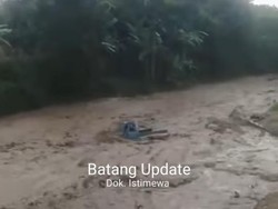 Terekam Kamera! Detik-detik Pikap Terseret Arus Deras Sungai Kalibela Batang