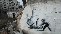 Mural Banksy Muncul dari Reruntuhan Gedung di Ukraina