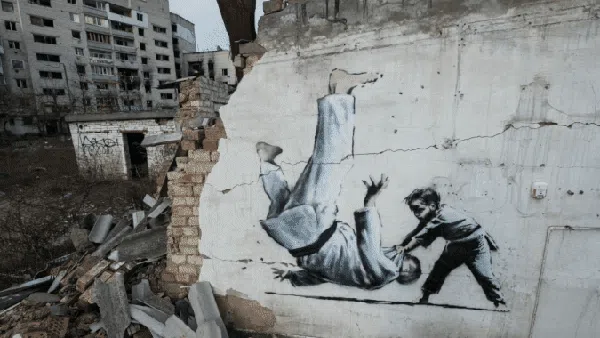 Mural Banksy Muncul dari Reruntuhan Gedung di Ukraina