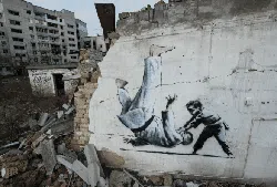 Mural Banksy Muncul dari Reruntuhan Gedung di Ukraina