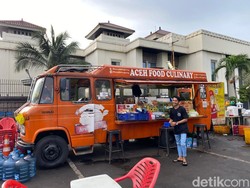 Keren! Jualan Mie Aceh Pakai Bus Mercedes-Benz 508D