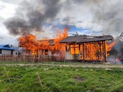 3 Rumah Dinas Guru SMKN 1 Oksibil Pegunungan Bintang Terbakar