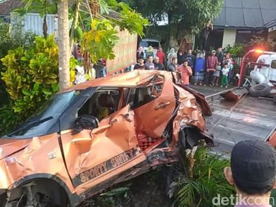 Terseret 40 Meter! Ini Wujud Mobil yang Ditabrak KA di Tasikmalaya