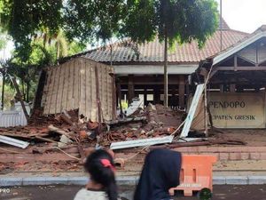 Braakkk ..... Atap Pendopo Pemkab Gresik Ambruk