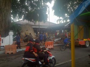 Atap Pendopo Pemkab Gresik Ambruk karena Kayu Lapuk Atap Pendopo Pemkab Gresik Ambruk karena Kayu Lapuk