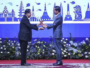 Momen Jokowi Terima Mandat Keketuaan ASEAN Momen Jokowi Terima Mandat Keketuaan ASEAN