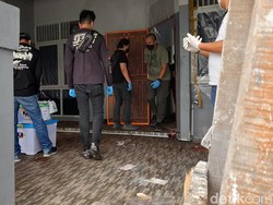 Polisi Olah TKP di Rumah Sekeluarga Tewas Mengering di Kalideres