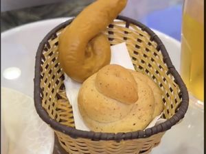 Iyuhh! Restoran Konsep Toilet Ini Sajikan Roti dan Dessert Bentuk Poop Iyuhh! Restoran Konsep Toilet Ini Sajikan Roti dan Dessert Bentuk Poop