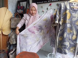 Warga Kota Blitar Sulap Serbuk Kayu Jadi Kerajinan Ecoprint yang Cuan