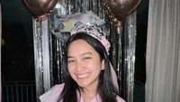 Seru! Pose Keren Rachel Amanda Saat Ngopi dan  Nongkrong di Kafe