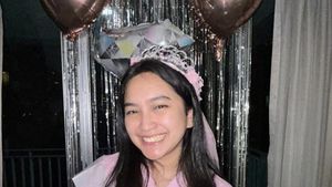 Seru! Pose Keren Rachel Amanda Saat Ngopi dan  Nongkrong di Kafe