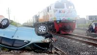 Potret Avanza Biru Tosca Terbalik Usai Tertabrak KA di Sidoarjo