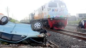 Potret Avanza Biru Tosca Terbalik Usai Tertabrak KA di Sidoarjo