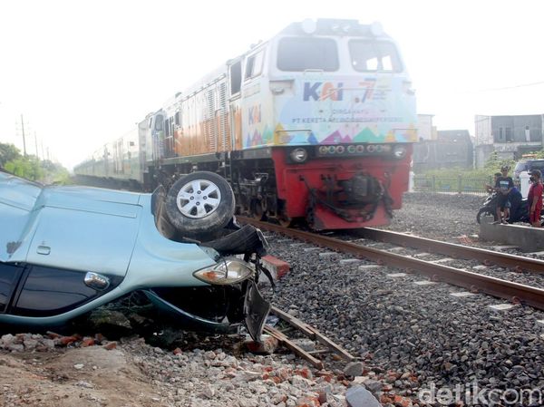 Potret Avanza Biru Tosca Terbalik Usai Tertabrak KA di Sidoarjo