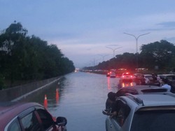Petugas Siagakan Pompa Atasi Genangan Air di Tol Bitung Tangerang