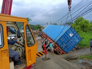 Kontainer Muatan Besi Tiang Listrik di Tangerang Terguling ke Sawah
