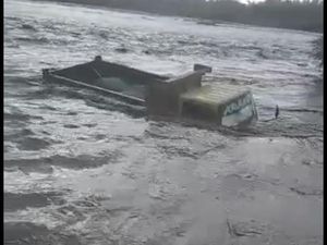 Tegang! Truk Semen 18 Jam Terjebak Banjir di Kupang