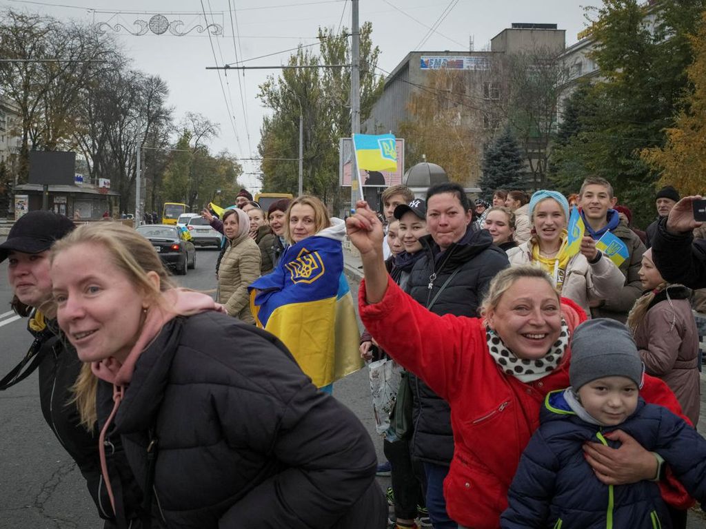 Ekspresi Kegembiran Warga Kherson Usai Pasukan Rusia Mundur