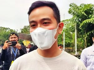 Iriana Terpeleset di Tangga Pesawat, Gibran: Kecapekan Saja