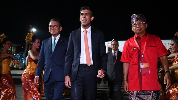 NUSA DUA, INDONESIA - NOVEMBER 14: British Prime Minister Rishi Sunak is welcomed at the airport upon his arrival for the G20 meeting on November 14, 2022 in Nusa Dua, Indonesia. The new British Prime Minister aims to articulate his foreign policy vision here while grappling with economic instability at home. (Photo by Leon Neal - Pool/Getty Images)