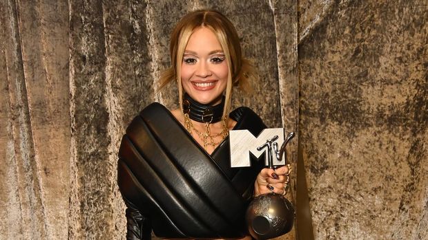 DUESSELDORF, GERMANY - NOVEMBER 13: Taylor Swift is seen backstage with the Best Artist, Best Video, Best Pop and Best Longform Video Awards during the Best MTV Europe Music Awards 2022 held at PSD Bank Dome on November 13, 2022 in Duesseldorf, Germany. (Photo by Dave J Hogan/Getty Imges for MTV)