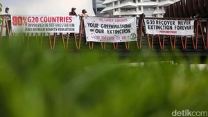 Angkat Isu Perubahan Iklim, Aktivis Gelar Aksi di JPO Pinisi