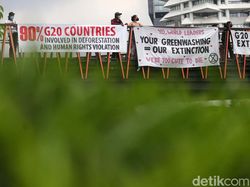 Angkat Isu Perubahan Iklim, Aktivis Gelar Aksi di JPO Pinisi