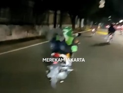 Heboh Aksi Ugal-ugalan Ojol di Jakbar, Sampai Bergaya Bak Superman!