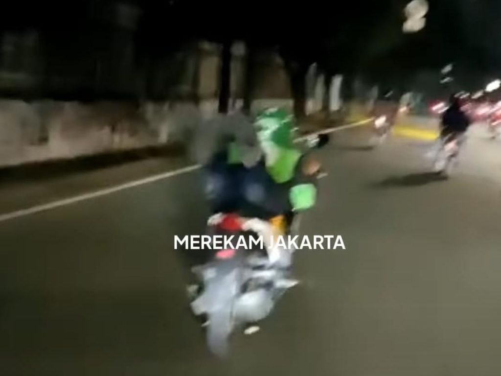 Kelakuan Ojol Ugal-ugalan Bawa Motor Bak Superman Kelakuan Ojol Ugal-ugalan Bawa Motor Bak Superman