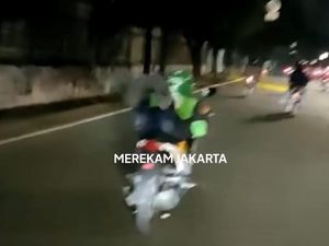 Viral Ojol Berkendara Bak Superman, Ini Sanksi Ugal-ugalan di Jalan Viral Ojol Berkendara Bak Superman, Ini Sanksi Ugal-ugalan di Jalan