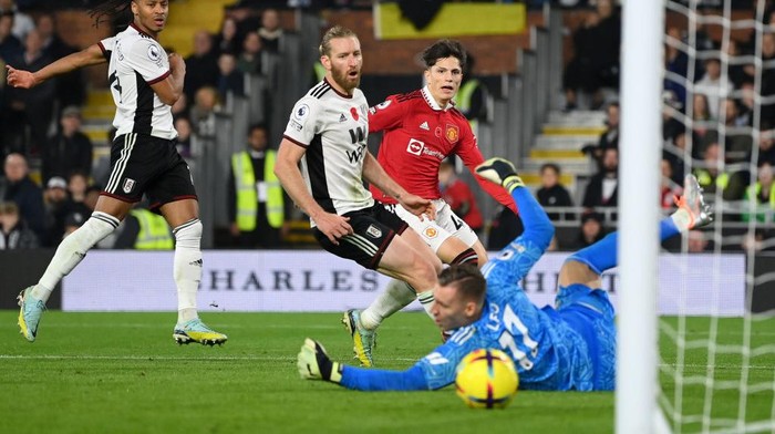 Alejandro Garnacho LONDON, ENGLAND - NOVEMBER 13: Alejandro Garnacho of Manchester United scores their side's second goal as Bernd Leno of Fulham attempts to make a save during the Premier League match between Fulham FC and Manchester United at Craven Cottage on November 13, 2022 in London, England. (Photo by Justin Setterfield/Getty Images)
