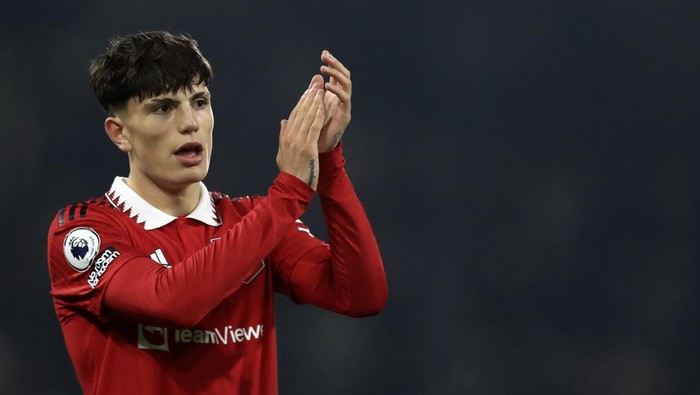 Manchester Uniteds Alejandro Garnacho applauds at the end of the English Premier League soccer match between Fulham and Manchester United at the Craven Cottage stadium in London, Sunday, Nov. 13, 2022. (AP Photo/Leila Coker)