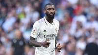 Cuma tersisa Ruediger dan Nacho sebagai bek tengah (Getty Images)
