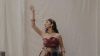 6 Pesona Ariel Tatum Pakai Songket & Tenun Bali, Dipuji Cantik Bak Bidadari