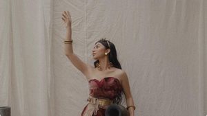 6 Pesona Ariel Tatum Pakai Songket & Tenun Bali, Dipuji Cantik Bak Bidadari