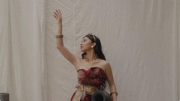 6 Pesona Ariel Tatum Pakai Songket & Tenun Bali, Dipuji Cantik Bak Bidadari