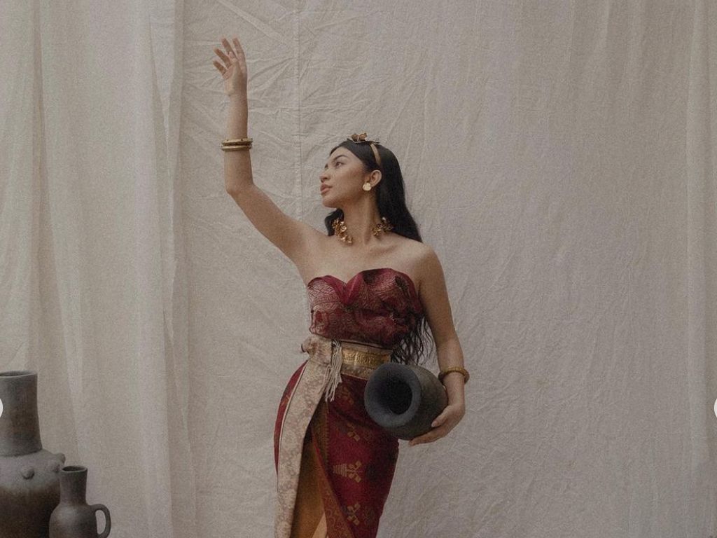 6 Pesona Ariel Tatum Pakai Songket & Tenun Bali, Dipuji Cantik Bak Bidadari