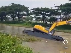 Viral Backhoe Tenggelam di Sungai Kalimalang Bekasi, Tak Ada Korban