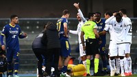 Setelah melihat pergelangan kaki Dragowski, tim medis langsung dipanggil untuk segera masuk ke dalam lapangan guna menangani cedera kiper 25 tahun tersebut. Foto: Getty Images/Alessandro Sabattini