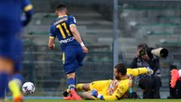 Akibat hal tersebut, pergelangan kaki Dragowski tampak kena terjangan Lasagna. Efeknya langsung terlihat. Pergelangan kaki Dragowski terlihat patah. Foto: Getty Images/Timothy Rogers