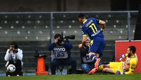 Cedera horor itu dialami Bartlomiej Dragowski ketika main di laga Serie A Liga Italia melawan Verona. Di menit ke-38, ia berusaha membendung bola tapi tampak bertabrakan dengan Kevin Lasagna-nya Verona. Foto: Getty Images/Alessandro Sabattini