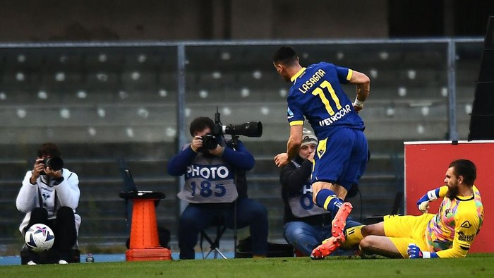 VERONA, ITALY - NOVEMBER 13: Bartlomiej Dragowski of Spezia calcio is injured against kevin Lasagna of Hellas Verona during the Serie A match between Hellas Verona and Spezia Calcio at Stadio Marcantonio Bentegodi on November 13, 2022 in Verona, Italy. (Photo by Alessandro Sabattini/Getty Images)