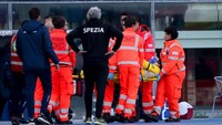 Bartlomiej Dragowski lalu ditandu keluar lapangan dengan menggunakan alat bantu pernapasan. Foto: Getty Images/Timothy Rogers