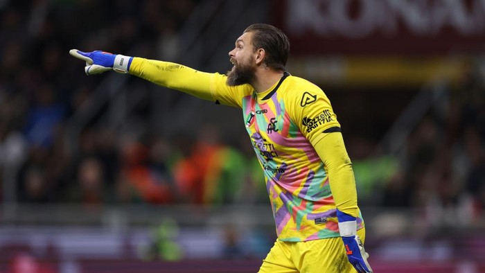 Bartlomiej Dragowski MILAN, ITALY - NOVEMBER 05: Bartlomiej Dragowski of Spezia Calcio reacts during the Serie A match between AC Milan and Spezia Calcio at Stadio Giuseppe Meazza on November 05, 2022 in Milan, Italy. (Photo by Jonathan Moscrop/Getty Images)