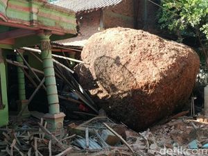 Pengobatan Korban yang Tertimpa Batu Raksasa Ditanggung Pemkab Pacitan Pengobatan Korban yang Tertimpa Batu Raksasa Ditanggung Pemkab Pacitan